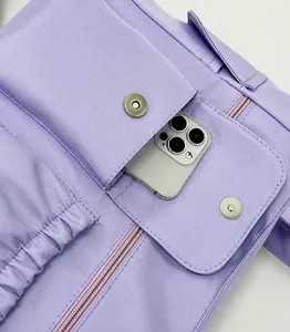 Dettaglio borsa in tela viola chiaro con tasche multiple e ampio spazio interno