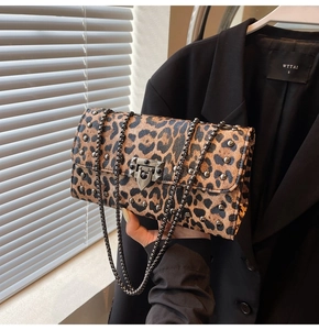 Détail du sac à main léopard avec rivets vintage et bandoulière chaîne élégante