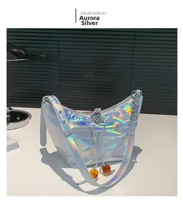 Detalle del bolso de hombro holográfico láser plateado aurora con textura acolchada