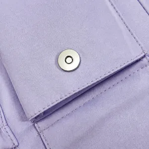 Dettaglio in tessuto di tela viola con fibbia a chiusura magnetica in metallo argento