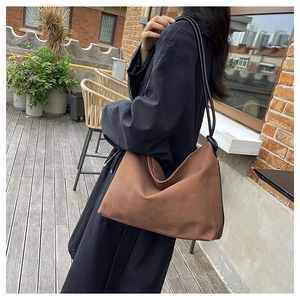 Sac bandoulière marron en similicuir suédé avec forme demi-lune minimaliste et grande capacité