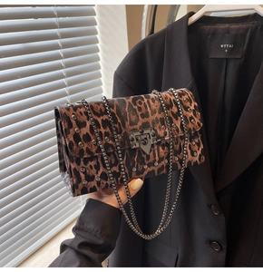 Détail du sac à main léopard avec clous métalliques et fine bandoulière chaîne