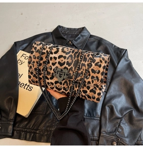 Gros plan du sac léopard avec rivets métalliques punk et bandoulière en chaîne