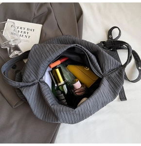 Detailansicht der großen dunkelgrauen Tasche mit Plissee-Struktur und großem Stauraum