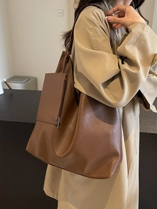 Sac fourre-tout marron grainé avec petite pochette assortie pour une grande capacité d'épaule