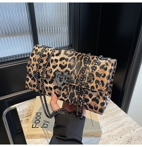 Détail du sac à main léopard avec rivets métalliques et bandoulière en chaîne