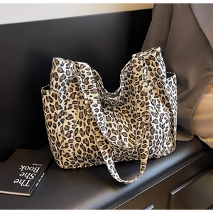 Dettaglio della borsa shopper leopardata con tasca laterale e ampio manico in tessuto