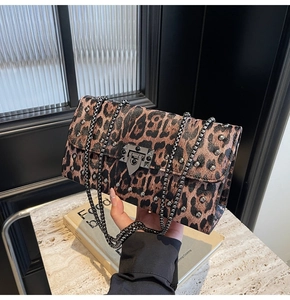 Vue détaillée du sac léopard avec des clous métalliques punk et une bandoulière chaîne