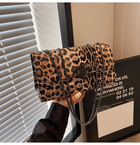 Vue détaillée du sac léopard avec des rivets métalliques et une chaîne vintage