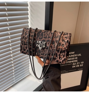 Détail du sac à main léopard avec bandoulière en chaîne et rivets vintage