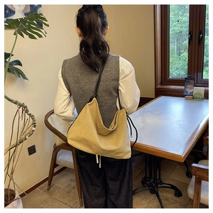 Vue détaillée du grand sac cabas givré vintage avec de fines bandoulières noires