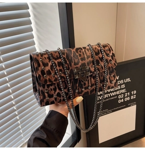 Gros plan du sac léopard avec des rivets noirs et un fermoir carré en métal brillant