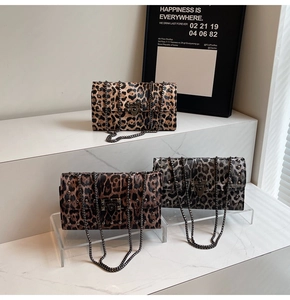 Détail de sacs léopard avec des rivets métalliques et des accents de chaîne en métal