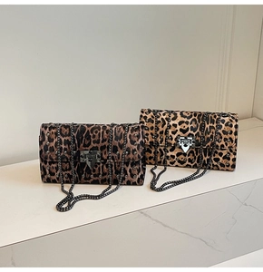 Vue détaillée des sacs léopard avec bordures à clous et bandoulières en chaîne métal