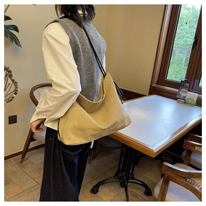 Détail d'un grand sac cabas en toile kaki avec texture daim souple et fines anses noires