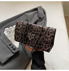 Détails du sac léopard avec rivets métalliques vintage et fermoir à verrouillage mécanique
