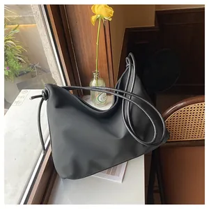 Détail du sac hobo noir avec bretelles en corde ronde et embouts métalliques chics