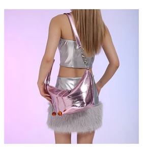 Detalle de bolso bandolera rosa metalizado con cadena plateada y cordón con cuentas