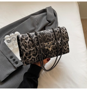 Détail du sac à main léopard avec rivets métalliques et fermeture à boucle argentée chic