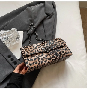 Détails du sac léopard avec rivets argentés et fermeture à verrou métallique chic