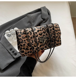 Détail du sac à imprimé léopard avec clous argentés et fermoir métallique élégant
