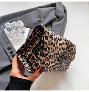 Détail d'un sac à main léopard avec rivets métalliques et fermoir vintage à pression