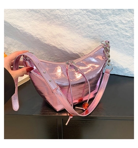 Detalle de bolso hobo rosa metalizado con cadena plateada y adorno de cuentas