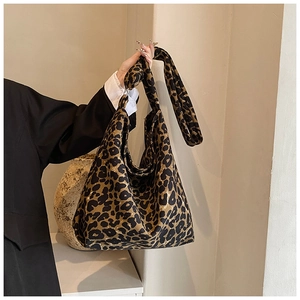 Detail of trendy leopard print canvas tote bag with adjustable shoulder strap and large capacity