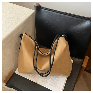 Détail du grand sac cabas minimaliste en daim camel avec fines lanières noires