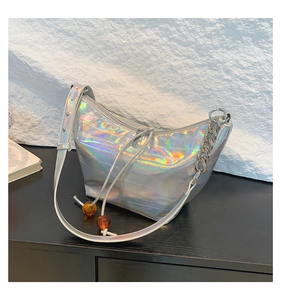 Detalle del bolso hobo plateado holográfico con cadena de metal y cuentas de ámbar