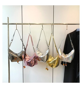 Colección de bolsos hobo metalizados láser en plata, oro y rosa con cadenas