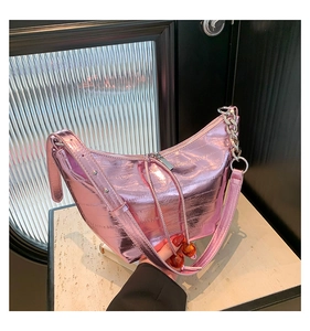Detalle del bolso hobo rosa metalizado con textura de cocodrilo y cadena plateada
