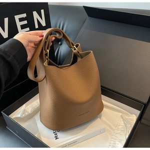 Sac seau en cuir marron présenté dans un coffret cadeau de luxe avec détails dorés