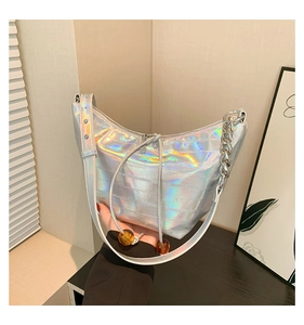 Detalle de bolso medialuna holográfico con cadena plateada y cuentas de ámbar