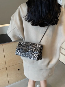 Sac bandoulière chic à motif léopard avec clous argentés et chaîne pour femmes