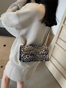 Sac baguette tendance à imprimé léopard avec rivets argentés et bandoulière chaîne