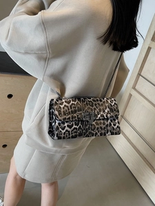 Sac à bandoulière tendance imprimé léopard avec clous argentés et chaîne en métal
