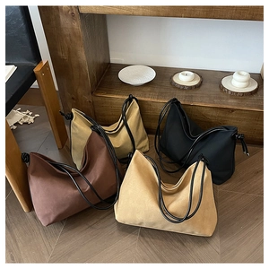 Lot de quatre sacs cabas en daim mat aux couleurs variées avec bandoulières tressées