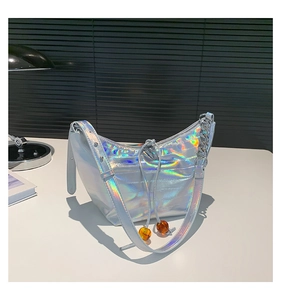 Detalle del bolso de hombro plata láser con acabado holográfico y cadena metálica