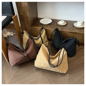 Vue détaillée de grands sacs fourre-tout en toile en quatre couleurs avec nœud latéral