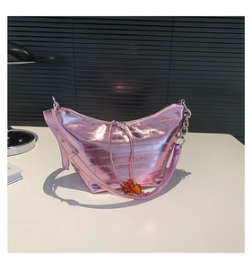 Detalle del bolso hobo rosa metalizado con cuero arrugado y cuenta de ámbar
