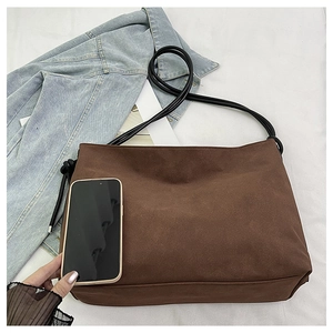 Sac fourre-tout en daim marron comparaison de taille avec un smartphone