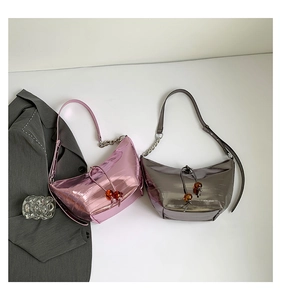 Detalle de bolsos de hombro media luna en rosa metálico y gris plata con cordones