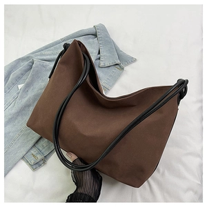 Vue détaillée de dessus d'un grand sac cabas en toile marron sur fond décontracté