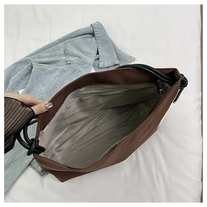 Vue détaillée de l'intérieur montrant la doublure grise et la poche zippée du cabas