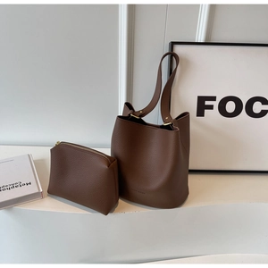 Détail du sac seau marron chocolat en cuir grainé avec finitions dorées et pochette