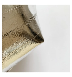 Primer plano detallado de la base metálica dorada con capa exterior de PVC transparente