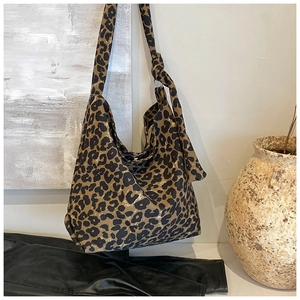 Detail of trendy leopard print canvas bag with large capacity and knotted shoulder strap