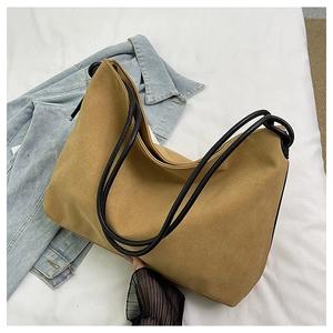 Détail du sac cabas vintage camel avec texture souple et anses en corde noire épaisse