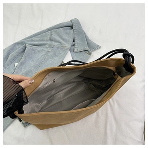 Vue intérieure du grand sac cabas camel montrant le compartiment et la poche zippée